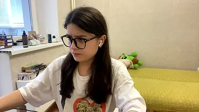 Snapshot of SaintMari chatting on 06.27.26 SaintMari online show from 06.27.26
