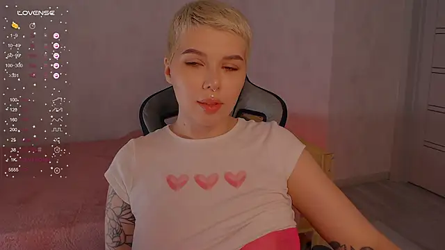 Snapshot of Elise_Day chatting on 06.25.26 Elise Day online show from 06.25.26