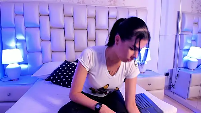 naomi heat  online show from 01.17.26