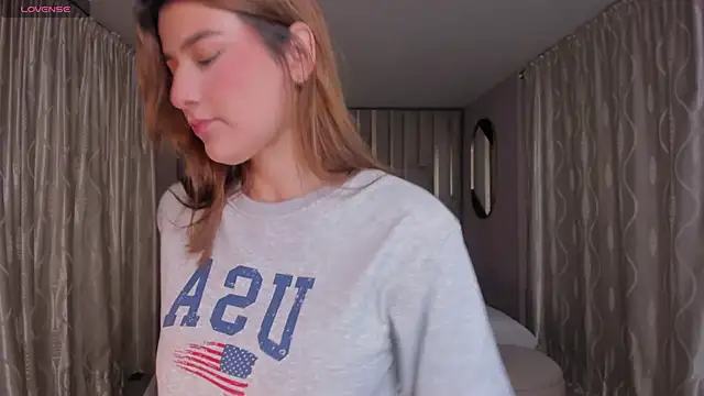 BellaThompsonX online show from 03.04.26