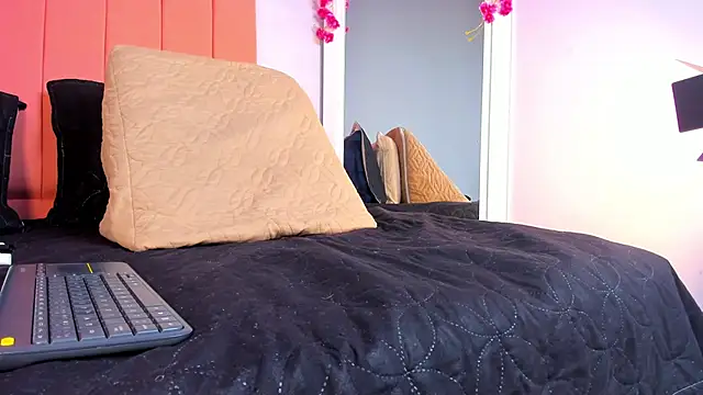 Snapshot of rose_thompson19 chatting on 06.18.26 rose thompson19 online show from 06.18.26