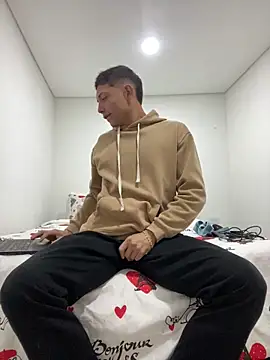 Snapshot of santiObrero chatting on 02.17.26 santiObrero online show from 02.17.26