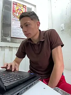 Snapshot of santiObrero chatting on 02.18.26 santiObrero online show from 02.18.26