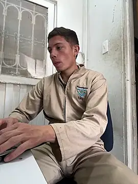 Snapshot of santiObrero chatting on 04.21.26 santiObrero online show from 04.21.26