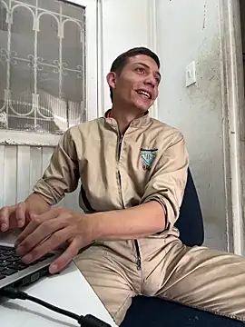 Snapshot of santiObrero chatting on 04.25.26 santiObrero online show from 04.25.26
