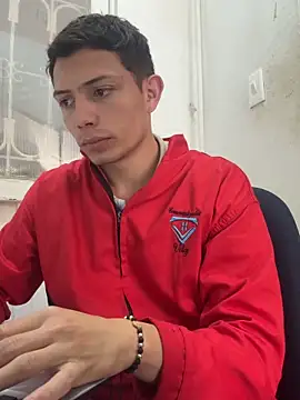 Snapshot of santiObrero chatting on 04.28.26 santiObrero online show from 04.28.26