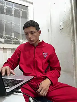 Snapshot of santiObrero chatting on 04.29.26 santiObrero online show from 04.29.26