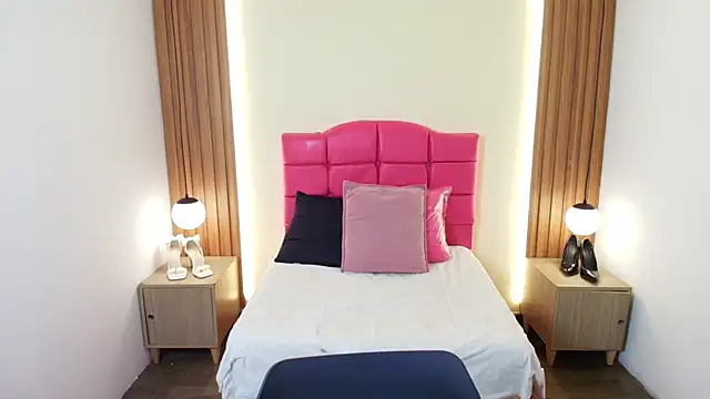 Snapshot of IvonneRoss_ chatting on 02.25.26 IvonneRoss online show from 02.25.26