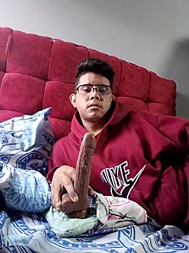 Snapshot of ClarkAndBruno chatting on 04.05.26 ClarkAndBruno online show from 04.05.26