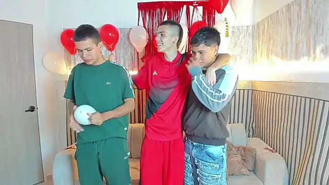 Snapshot of friendslikeplay chatting on 02.14.26 friendslikeplay online show from 02.14.26