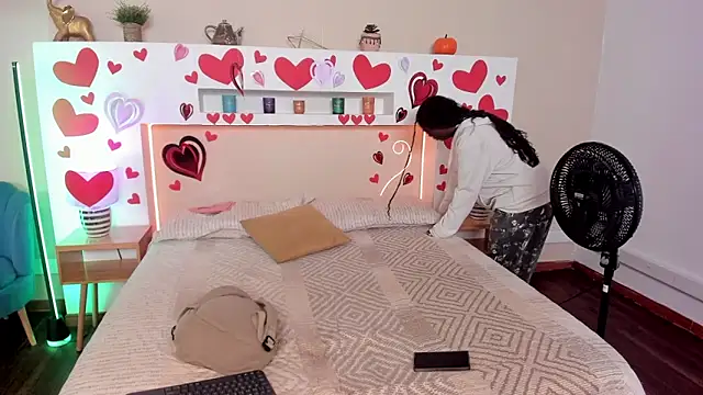 Snapshot of naomi_campell chatting on 02.14.26 naomi campell online show from 02.14.26