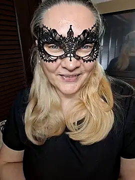Snapshot of MaskedQueen77 chatting on 05.11.26 MaskedQueen77 online show from 05.11.26