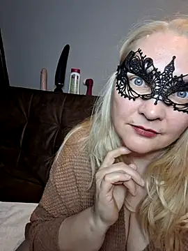Snapshot of MaskedQueen77 chatting on 05.21.26 MaskedQueen77 online show from 05.21.26