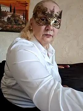 Snapshot of MaskedQueen77 chatting on 05.28.26 MaskedQueen77 online show from 05.28.26