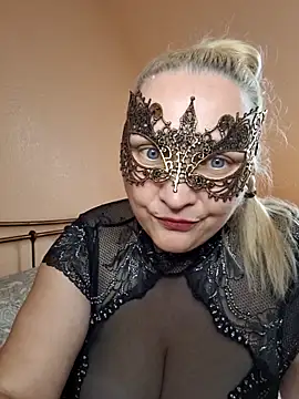 Snapshot of MaskedQueen77 chatting on 06.12.26 MaskedQueen77 online show from 06.12.26