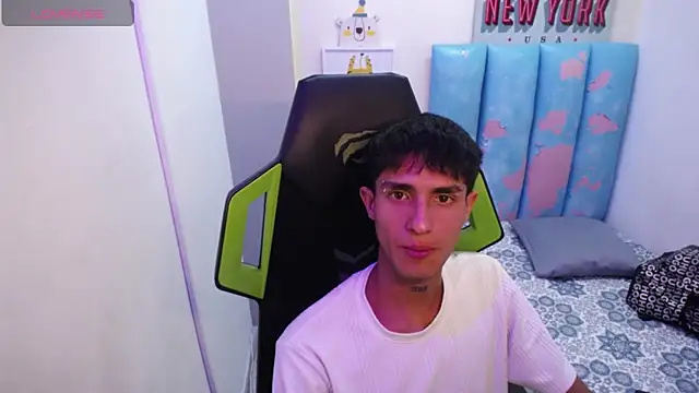 Snapshot of Akyra_latinn chatting on 04.02.26 Akyra latinn online show from 04.02.26