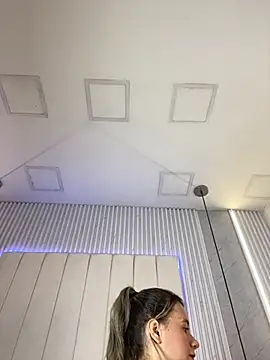 JuliaColemann online show from 03.04.26