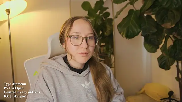 Scarlett NoirMuse online show from 04.13.26