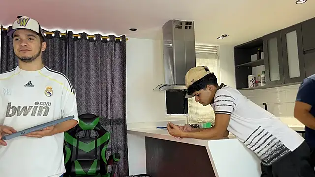 Snapshot of TheBatMansion chatting on 02.18.26 TheBatMansion online show from 02.18.26