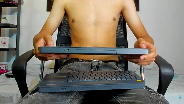 Snapshot of milo_cruz_ chatting on 04.12.26 milo cruz online show from 04.12.26