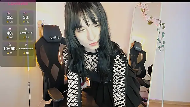 Snapshot of AliceeinWonderlanddd chatting on 05.13.26 AliceeinWonderlanddd online show from 05.13.26