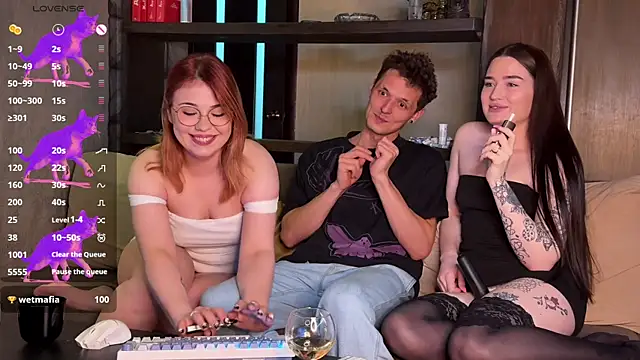 Snapshot of Three_Some_Dream chatting on 05.10.26 Three Some Dream online show from 05.10.26