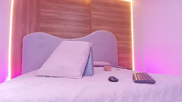 shaina adams online show from 03.04.26