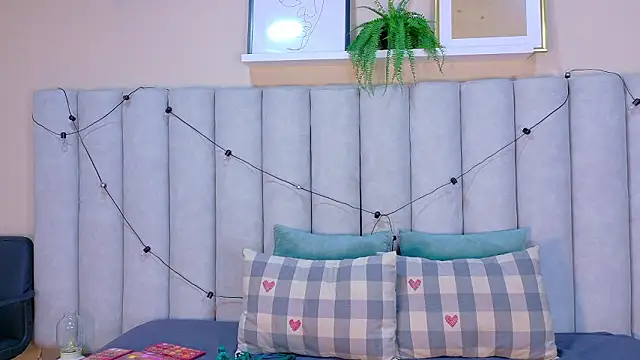 AnnieRouse   online show from 03.17.26