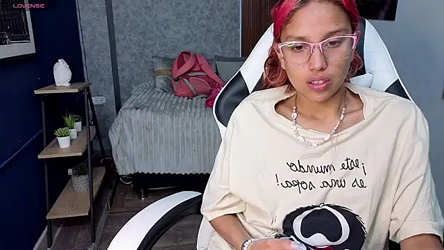 Snapshot of saphire_ chatting on 06.18.26 saphire online show from 06.18.26