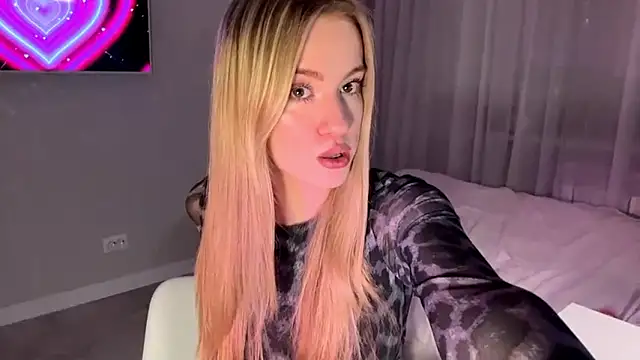 Between Eeys online show from 03.04.26