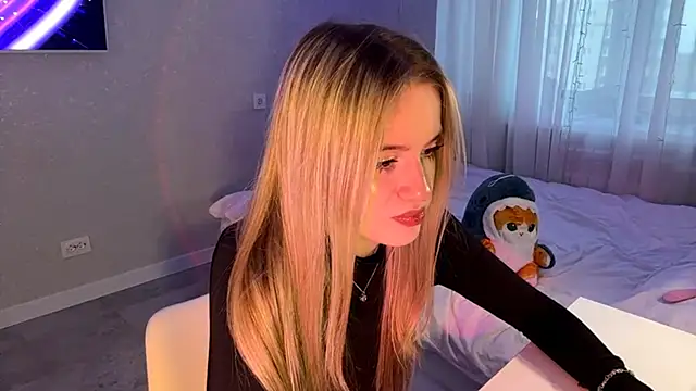 Between Eeys online show from 03.25.26