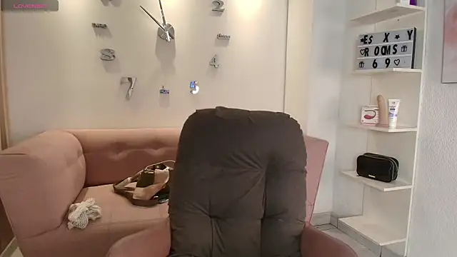 Luna Millers online show from 04.06.26