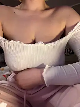 Snapshot of Best-B00bs chatting on 03.08.25 Best-B00bs online show from 03.08.25