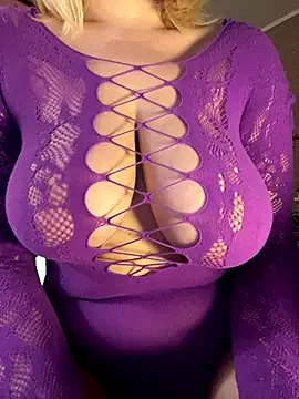 Snapshot of Best-B00bs chatting on 11.02.25 Best-B00bs online show from 11.02.25