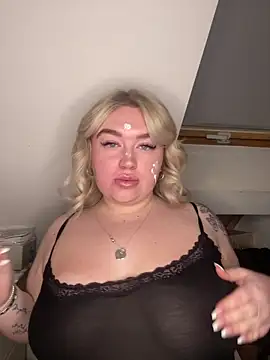 Snapshot of TwoWayT_xx chatting on 02.18.26 TwoWayT xx online show from 02.18.26