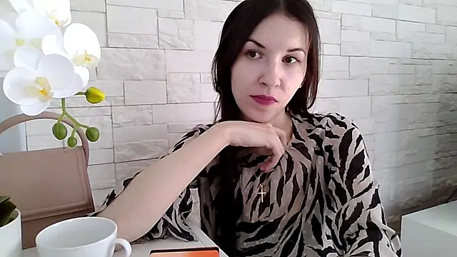 JuliaLovely online show from 04.06.26