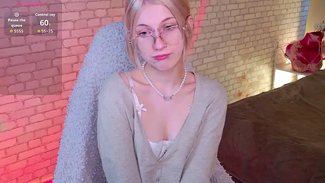 Snapshot of alicedews chatting on 02.24.26 alicedews online show from 02.24.26