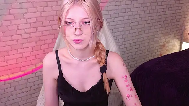 Snapshot of alicedews chatting on 03.03.26 alicedews online show from 03.03.26