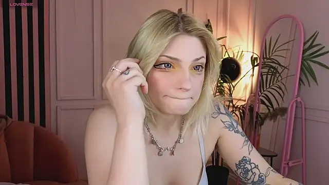 Snapshot of AvaSun chatting on 02.07.26 AvaSun online show from 02.07.26