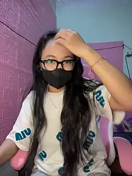 Snapshot of Leeeiuu chatting on 02.21.26 Leeeiuu online show from 02.21.26