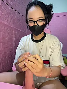 Snapshot of Leeeiuu chatting on 02.25.26 Leeeiuu online show from 02.25.26