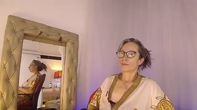Snapshot of laurasofia45 chatting on 04.28.26 laurasofia45 online show from 04.28.26