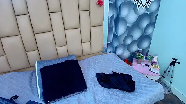 Snapshot of lil_miia chatting on 02.14.26 lil miia online show from 02.14.26