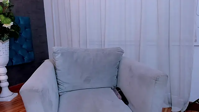 LunnaMoretti online show from 04.18.26