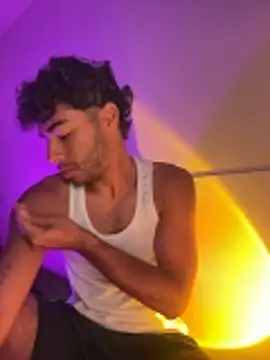 Snapshot of its_alejandro27 chatting on 02.25.26 its alejandro27 online show from 02.25.26