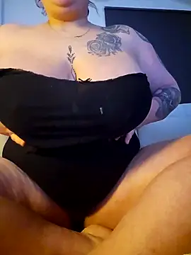 Snapshot of FringedAlmond chatting on 02.07.26 FringedAlmond online show from 02.07.26