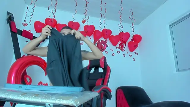 Snapshot of Steven_and_Camilo18 chatting on 02.14.26 Steven and Camilo18 online show from 02.14.26