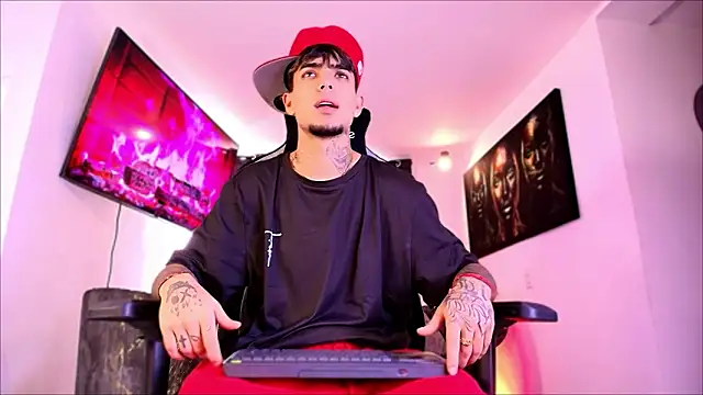 Snapshot of miguel_aguirre_ chatting on 02.03.26 miguel aguirre online show from 02.03.26