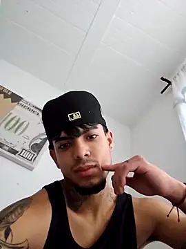 Snapshot of miguel_aguirre_ chatting on 02.11.26 miguel aguirre online show from 02.11.26