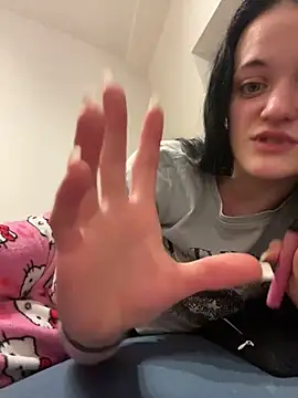 Snapshot of LeonieClaire chatting on 02.15.26 LeonieClaire online show from 02.15.26